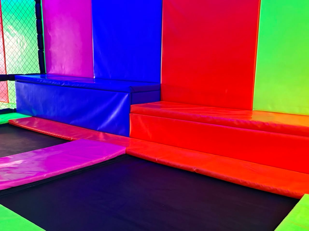 Percurso colorido de parkour da ARENA VIP
