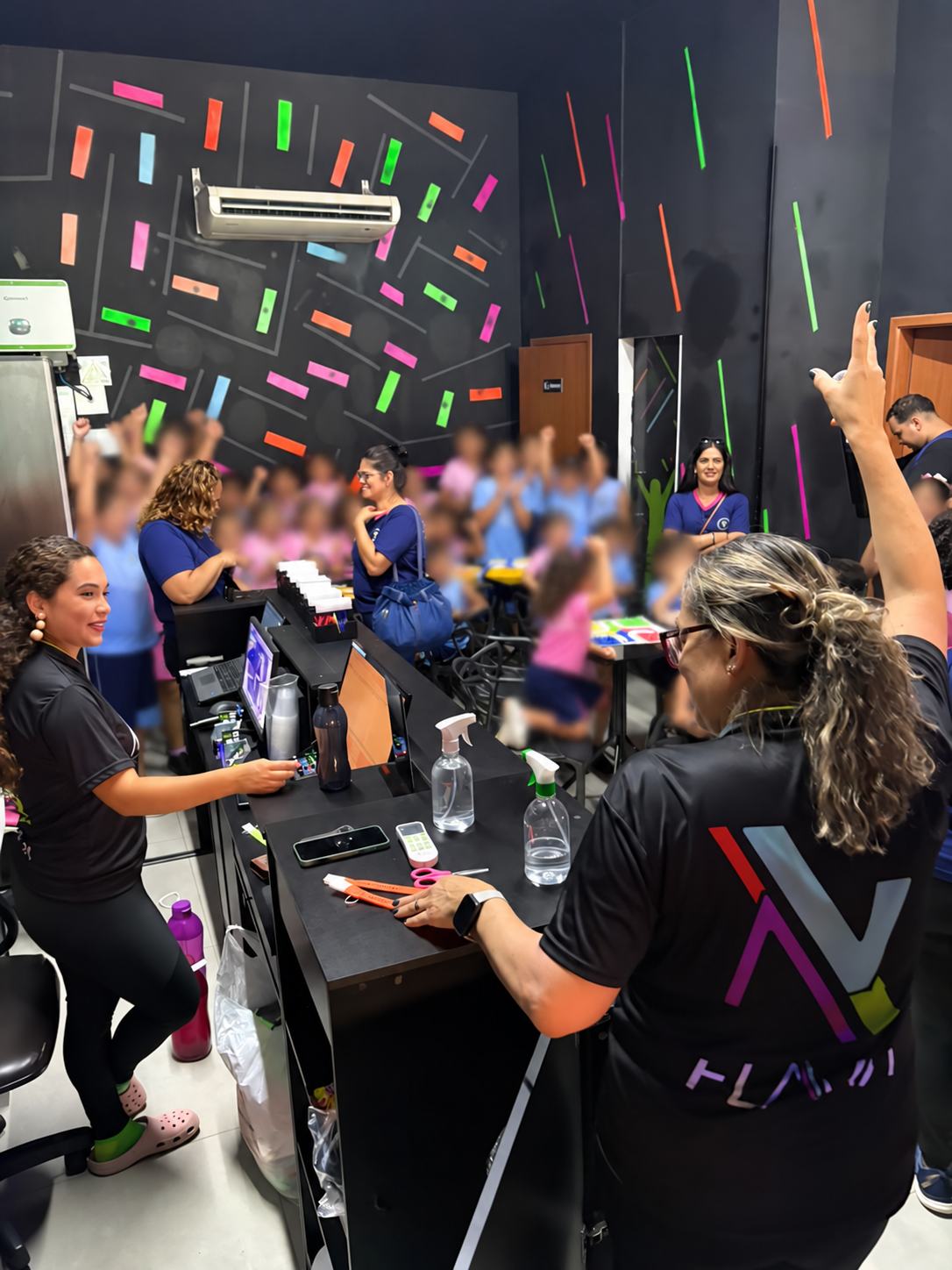 Turma em visita escolar à ARENA VIP com crianças anonimizadas