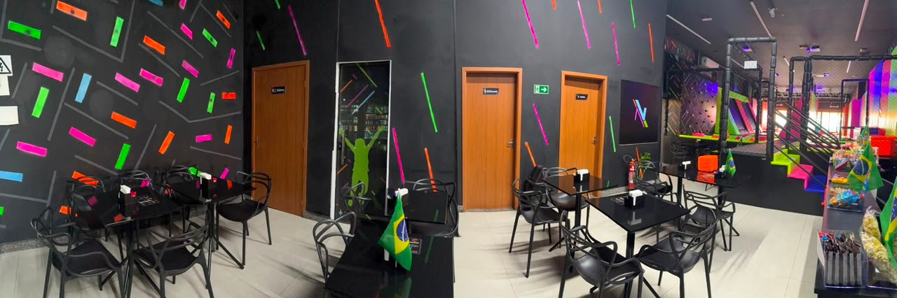 Área de convivência com mesas e vista para as atrações da ARENA VIP