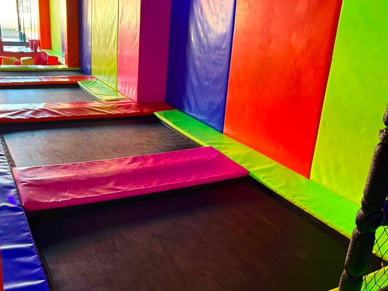 Trampolins verticais coloridos da ARENA VIP